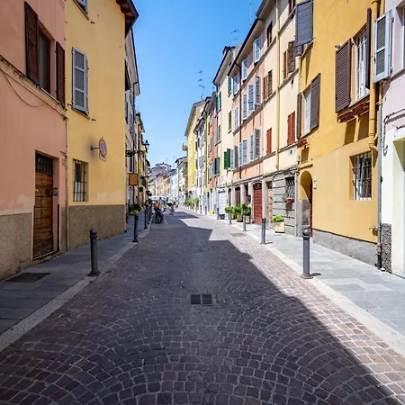 Daire Guesthost - Bright And In Parma