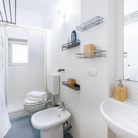 Guesthost - Bright And In パルマ