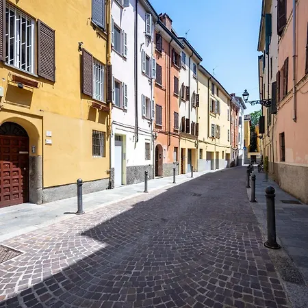 Guesthost - Bright And In * Parma