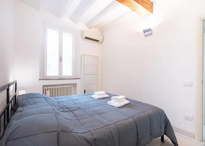 Guesthost - Bright And In Daire